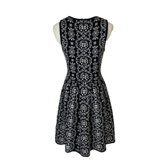 Black And White Design Sweater Dress - Picture 4 of 7